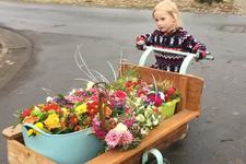 Adorabila! Aceasta fetita de 4 ani duce flori cu motocicleta batraneilor singuri