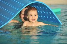 Beneficiile apei si ale inotului pentru bebelusi
