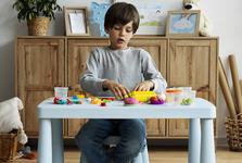 Ce este masa pacii Montessori si de ce este util sa existe in fiecare casa unde sunt copii