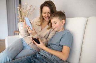 WhatsApp lanseaza controale parentale: ce pot vedea si modifica parintii