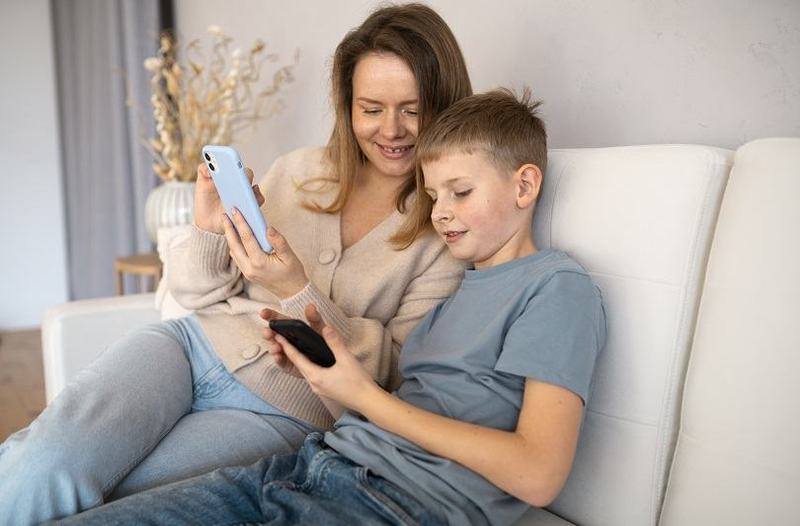WhatsApp lanseaza controale parentale: ce pot vedea si modifica parintii