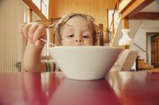4 greseli pe care le fac parintii cand isi hranesc copiii
