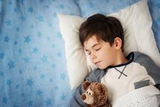 Copilul vorbeste in somn? Ce este aceasta tulburare si cum poate afecta copiii?
