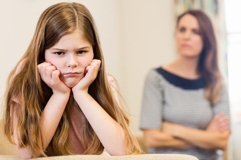 De ce este toxic santajul emotional si cum il poate afecta pe copil, atunci cand apelezi la el