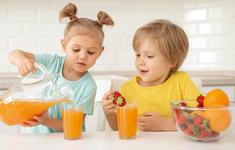 Sucurile de fructe si dintii copiilor. Pericolul ascuns din bauturile “sanatoase”