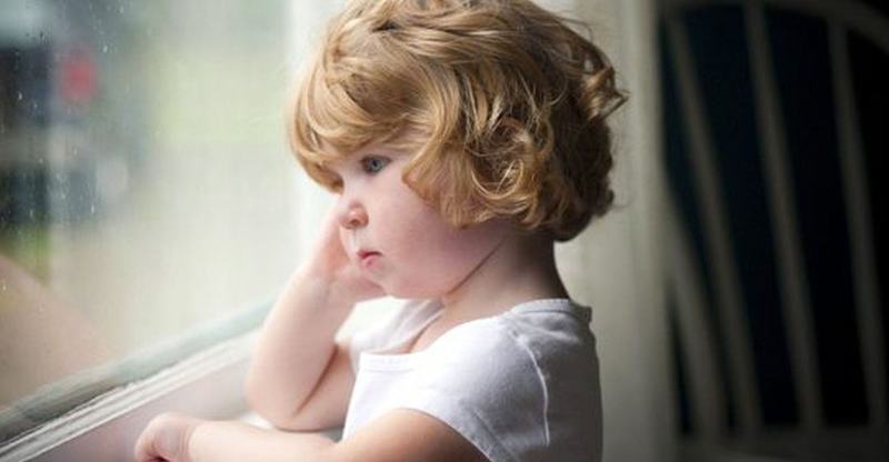 Copilul este nefericit sau a suferit o rana emotionala? Cum iti dai seama