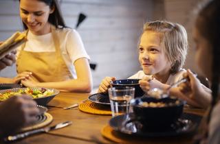 Cina tarzie la copii: consecinte pe termen lung si meniuri sanatoase recomandate