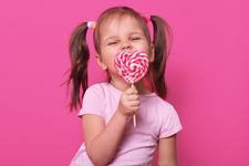 Cele mai nesanatoase alimente pentru dinti. Si copilul tau le consuma?