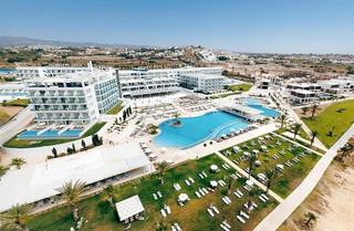 Un copil de 3 ani a murit dupa ce a cazut de la etajul unui hotel din Cipru. Pericolul pe care parintii il pot verifica imediat ce intra in camera