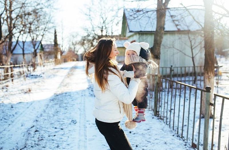 Iarna cu bebelusul: cum sa il protejezi de frig si virusuri in timpul plimbarilor