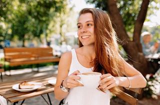 Cafeaua in zilele caniculare: efecte, riscuri si alternative racoritoare pentru hidratare corecta