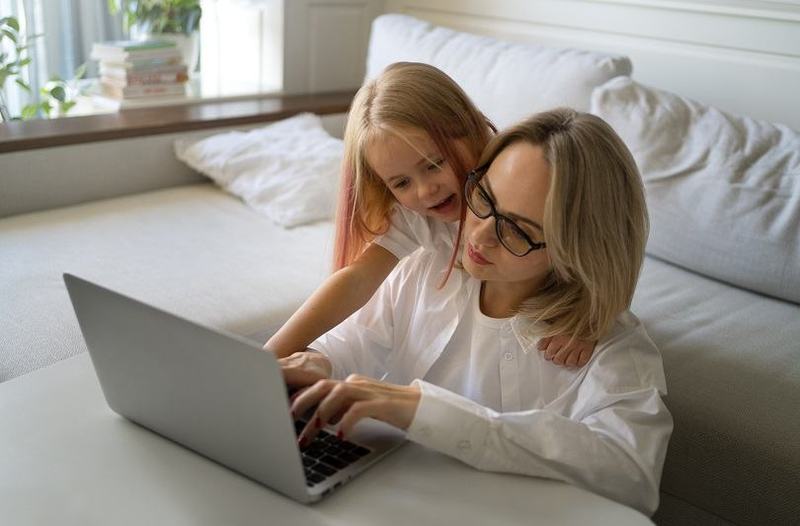 Parinti epuizati in vacanta de vara: cum apare burnout-ul parental si cum il previi