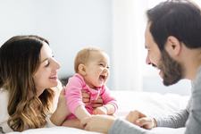 Bebelusii inteleg cand sunt imitati si le place: se formeaza o legatura cu ei si le capteaza atentia