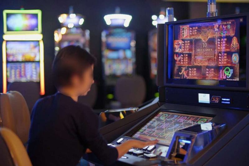 O invatatoare din Valcea a pierdut toti banii de la fondul clasei la jocurile de noroc