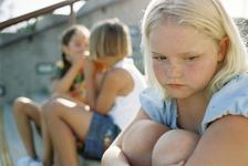 Copilul tau nu are prieteni si este respins de ceilalti? Ce se intampla de fapt cu el si cum il poti ajuta
