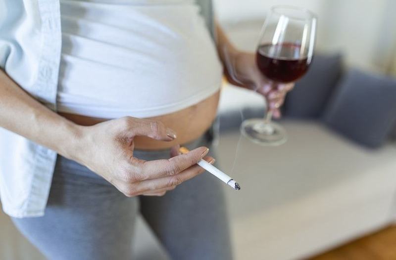 Alcoolul si fumatul in sarcina: riscuri pentru bebelus si recomandari ale specialistilor