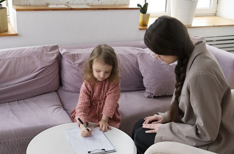 Ce iti spune copilul prin desen: semne ca este fericit sau izolat la gradinita ori in clasa 0