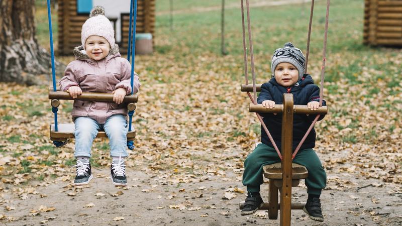 De ce sunt importante iesirile in aer liber si toamna: beneficii, joaca si sfaturi pentru sanatatea copilului