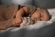 5 produse nesigure pentru somnul bebelusului, pe care parintii totusi le folosesc