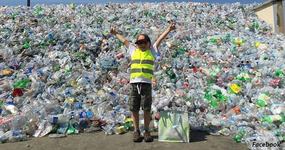 La 9 ani are propria lui firma de reciclare. Pana acum a strans 500.000 de sticle. De ce face acest lucru