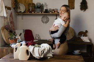 Produsele de curatenie in casa: sfaturi pentru prevenirea accidentelor si depozitare sigura