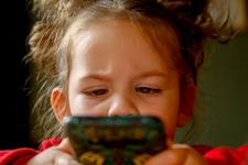 Sapte modalitati de a-i linisti pe copii, fara sa apelezi la telefon sau tableta