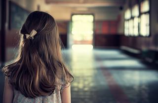 O fetita de 6 ani gasita imbratisand trupul neinsufletit al mamei sale