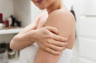 Psoriazisul, o afectiune cronica a pielii: simptome, cauze si sfaturi utile