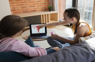 Prima menstruatie: Cum ne pregatim fiicele sa inteleaga, sa accepte si sa ofere sprijin