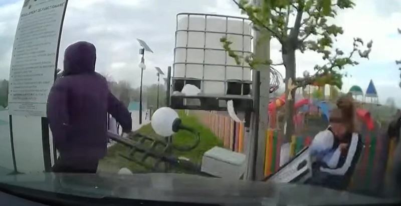 O mama si bebelusul ei au scapat ca prin minune dupa ce un stalp a cazut peste ei in parcul din Miroslava, judetul Iasi