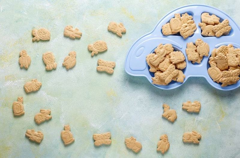 Pufuleti sau biscuiti pentru bebelusi? Cum alegi gustarile perfecte in functie de varsta