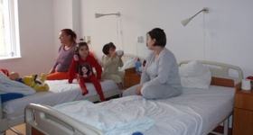 Parintii din Targu-Jiu, obligati sa plateasca o taxa daca vor sa stea cu copiii bolnavi internati in spital