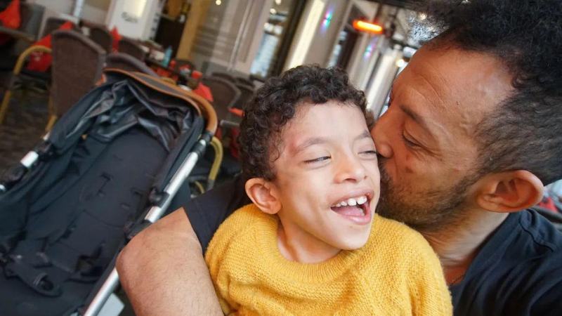 Kamara, disperat sa-si salveze fiul. Cat costa cele doua operatii de care are nevoie Leon