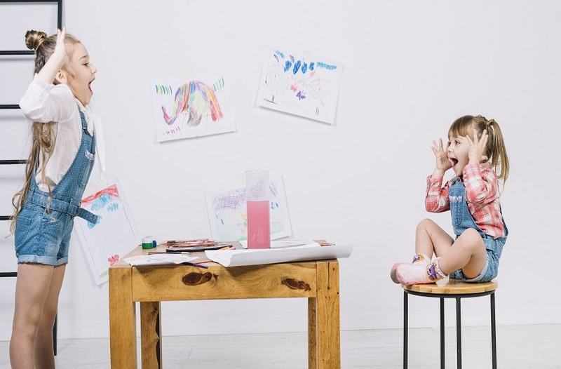 Desenele copiilor pe pereti si mobila: cum sa protejezi casa de micii artisti si sa sustii creativitatea lor