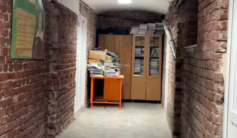 DSP a inchis liceul din Timisoara unde elevii invatau printre mucegai si igrasie. Amenda uriasa pentru institutie