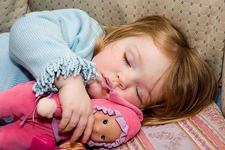 5 trucuri sa faci copiii sa doarma in patul lor