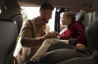 Inaltatorul auto pentru copii: cand este momentul potrivit sa facem trecerea de la scaunul auto