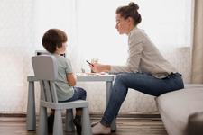 Ducem prea repede copiii la psihoterapie? Psihologii raspund: Au nevoie de sansa naturala de a invata sa gestioneze emotii dificile