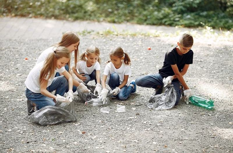 Cum ii inveti pe copii sa protejeze natura: 5 obiceiuri simple pentru un viitor sustenabil