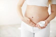 10 ingrediente ale cremelor de corp interzise in timpul sarcinii