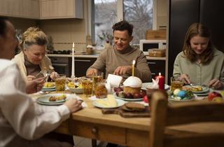 Presiunile familiei la masa de Paste: cum sa te bucuri de sarbatori fara stres