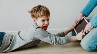 9 comportamente care arata ca un copil este dependent de tableta sau telefon