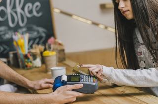 Banii de buzunar ai copiilor la scoala: cash sau card pentru gustare?