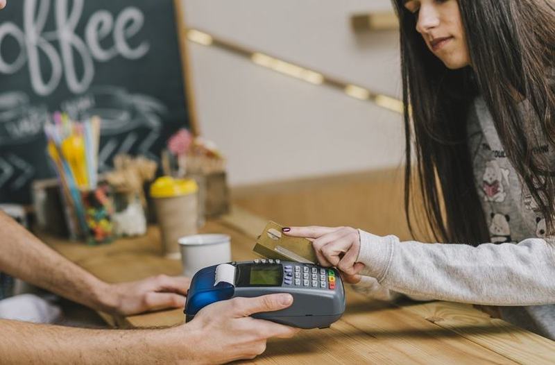 Banii de buzunar ai copiilor la scoala: cash sau card pentru gustare?