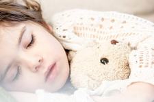 Melatonina petru imbunatatirea somnului copiilor: Este sigura administrarea sa?