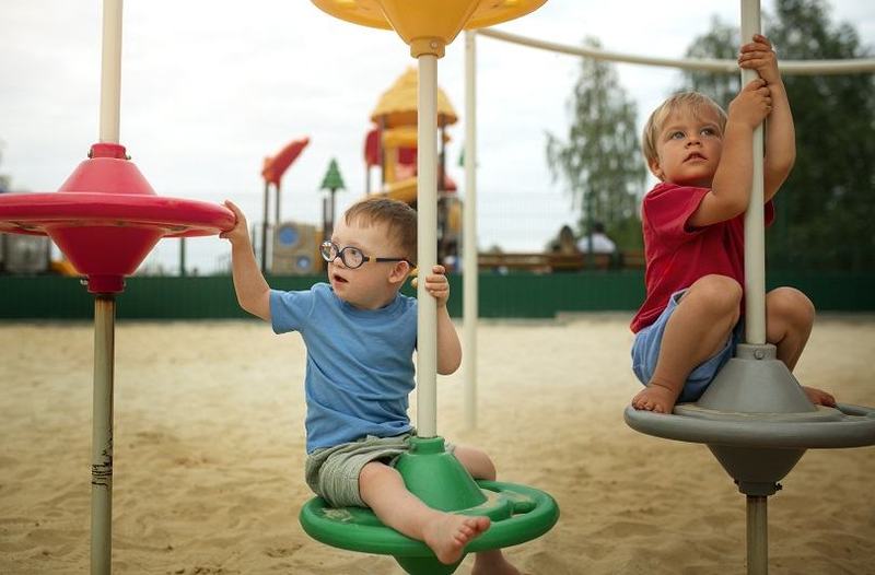 Frati copii cu nevoi speciale: Cum sa faci ca copilul invizibil sa se simta iubit si valorizat
