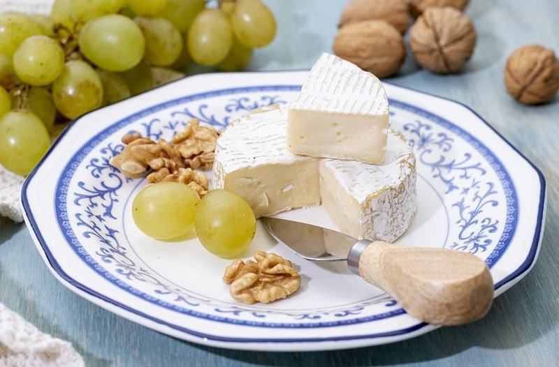 Cand si cum se serveste branza brie cu nuci si struguri pentru un platou perfect