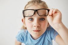 Cum sa cureti si sa ingrijesti corect ochii copiilor. Sfaturi pentru parinti