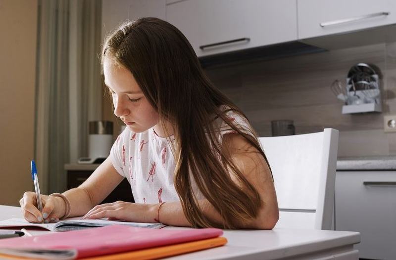 Durerile de spate la copii: cum influenteaza spatiul de studiu si organizarea biroului sanatatea coloanei