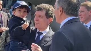 Fiul lui Nicusor Dan, in centrul atentiei la expozitia BSDA. Presedintele si-a luat baietelul de 4 ani la evenimentul dedicat apararii